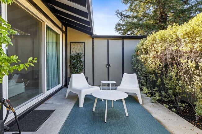 Building Photo - Stylish Condo in Desirable Alta Heights Neighborhood