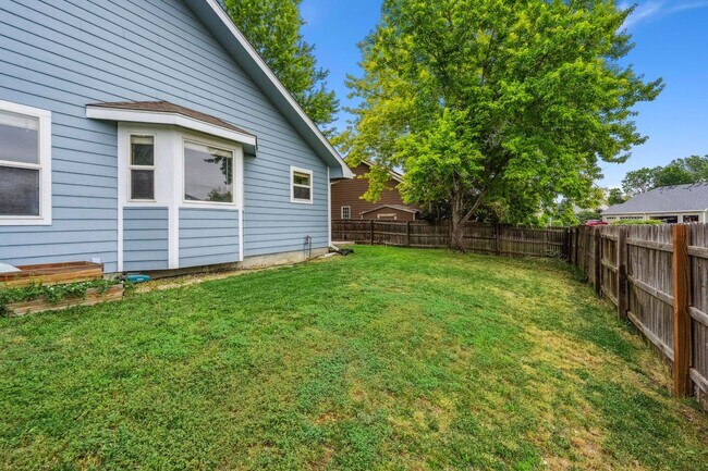 Building Photo - Stylish living in this modern 3 bed 2 bath...