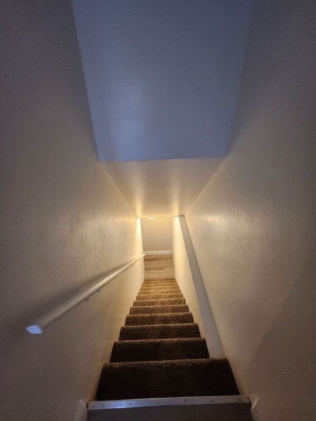 Building Photo - Stylish 2BR w/ LVP Flooring & Fenced Yard ...