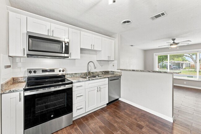Building Photo - 7235 Orpine Dr N