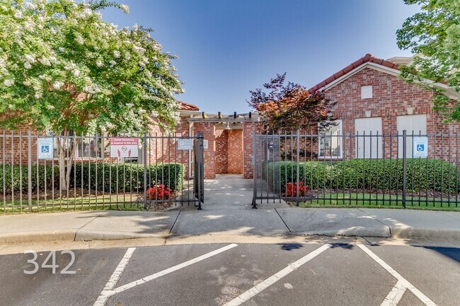 Building Photo - 600 13th St E