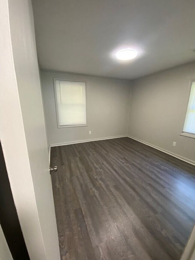 Building Photo - Quiet Living and close to the Back Gate