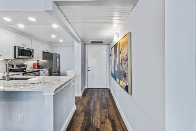 Building Photo - 14 Royal Palm Way