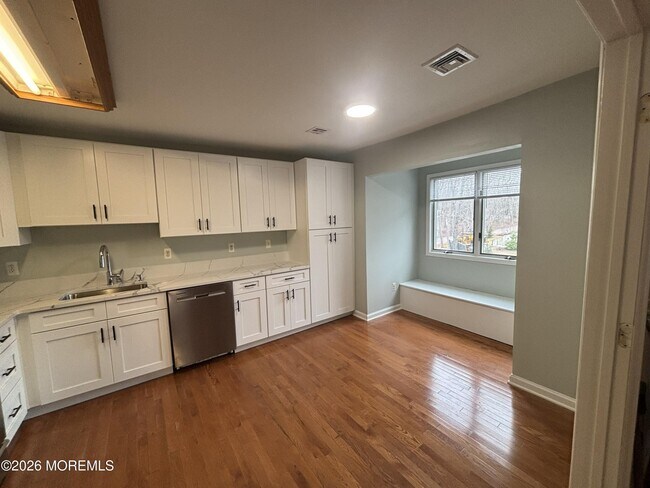 Building Photo - 274 Easy St