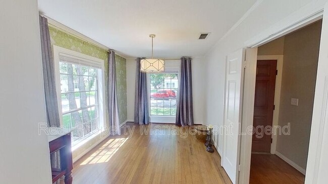 Building Photo - 5830 Kenwood Ave