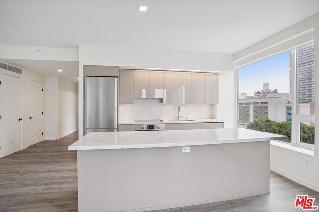 Building Photo - 1050 S Grand Ave