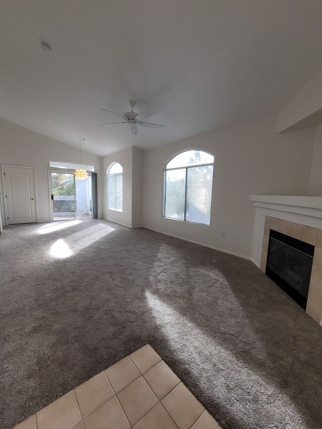 Building Photo - Gorgeous Henderson Condo with garage!