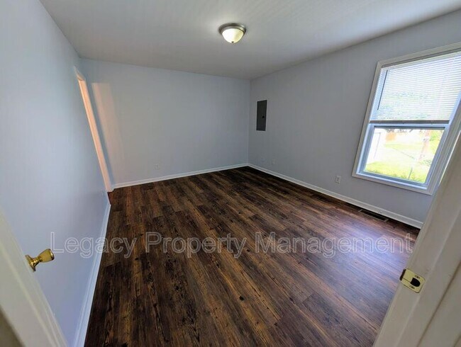 Building Photo - 527 S Anthony St