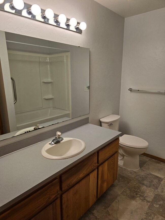Building Photo - 2 Bedroom in Excellent Location!