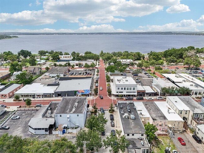 Building Photo - 801 W Montrose St