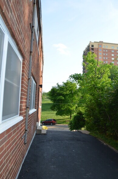 Building Photo - 2116 Kemper Ln