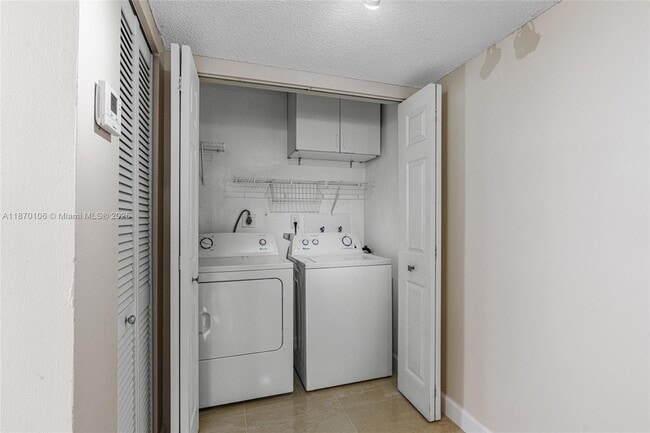 Building Photo - 9365 Fontainebleau Blvd