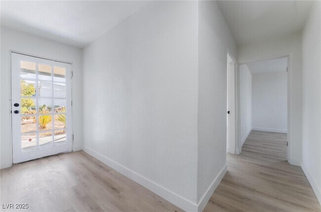 Building Photo - 1637 Sunset Dr