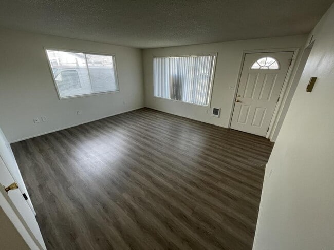 Building Photo - 2230 Oak St SE