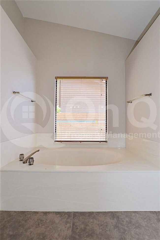 Building Photo - 510 S Lagoon Dr