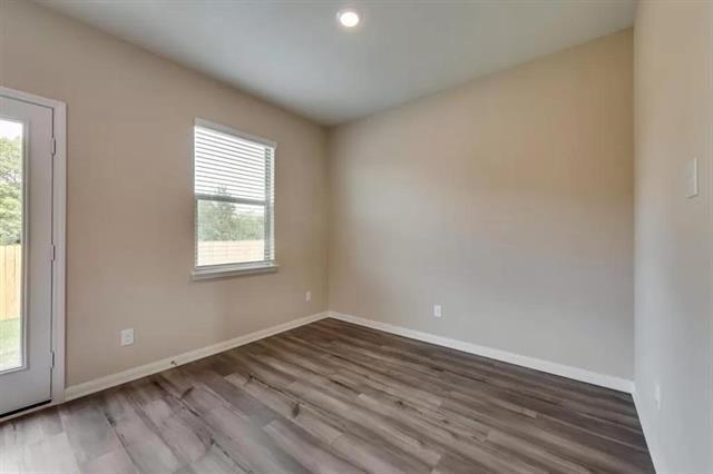 Building Photo - 1917 Lilac Dr