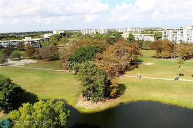 Building Photo - 2901 S Palm Aire Dr