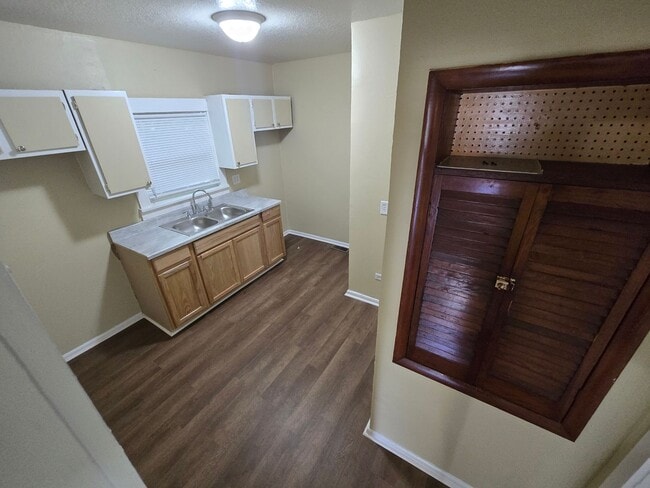 Building Photo - 2 Bedroom House