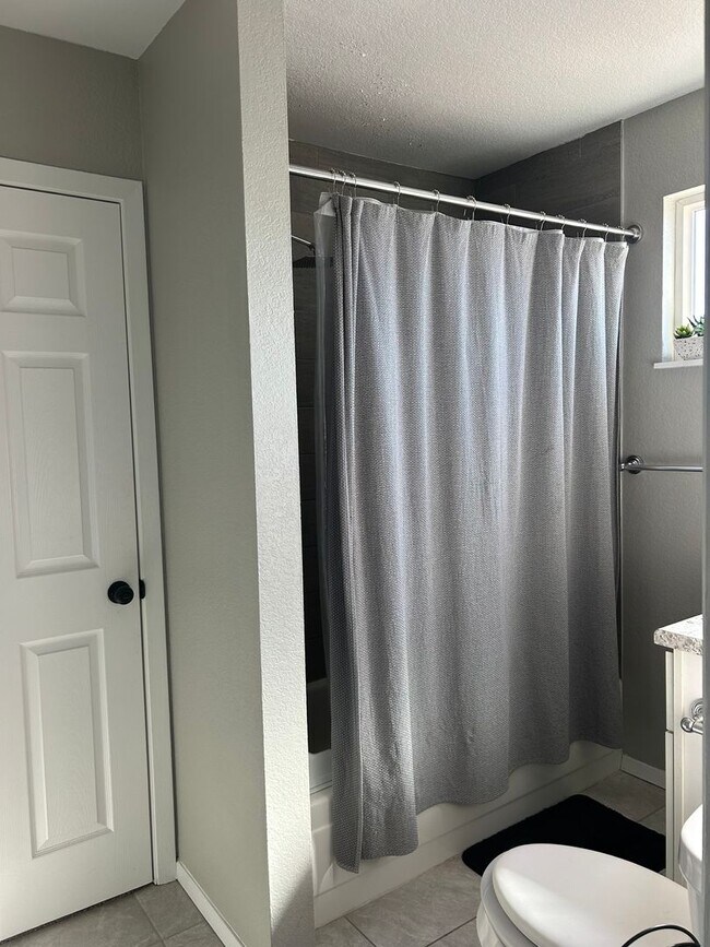 Building Photo - Single Family 3 bedroom, 1.5 bath