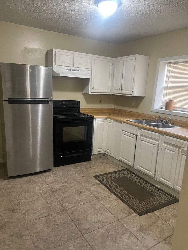 Building Photo - Oak Ridge 37830 - 2 bedroom, 1 bath apartment - Contact Lisa Vineyard and Shannon Russell (865) 2...