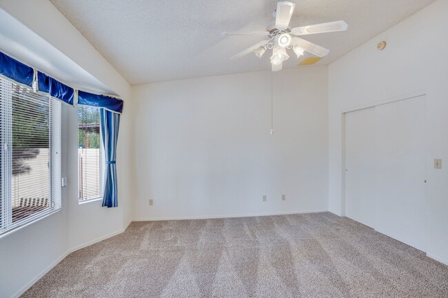 Building Photo - Beautiful, Clean 3Bdrm, 2ba home on East s...