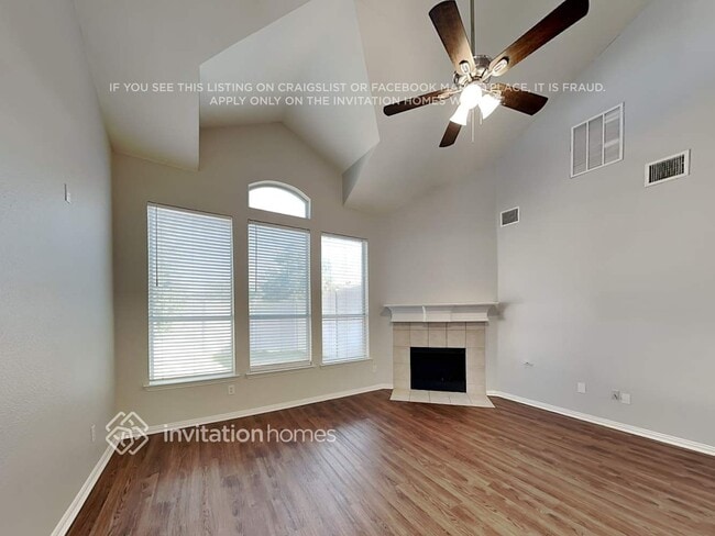 Building Photo - 1525 Swan Lake Dr