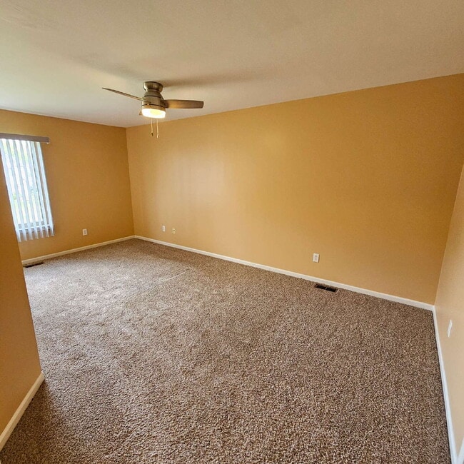 Building Photo - 2 Bedroom, 1.5 Bathroom Townhouse. Large L...