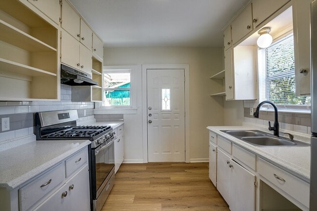 Building Photo - 2933 Moss St