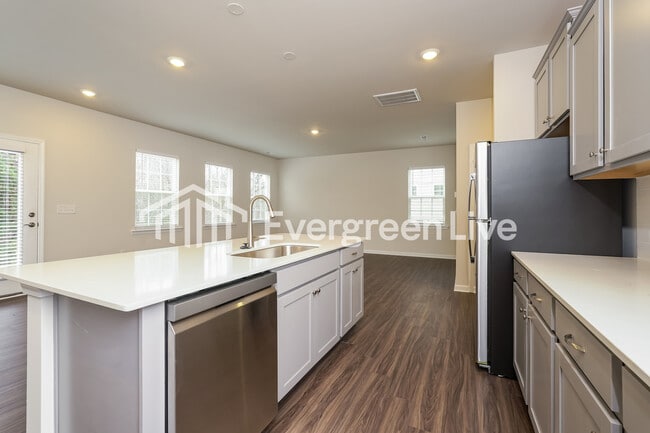 Building Photo - 5561 Hydrangea St