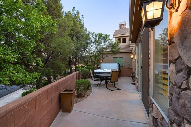 Building Photo - 1922 N Pebble Beach Dr