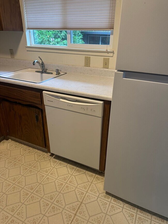 Building Photo - Charming Cascade Shores Retreat 2/1 1,000 ...