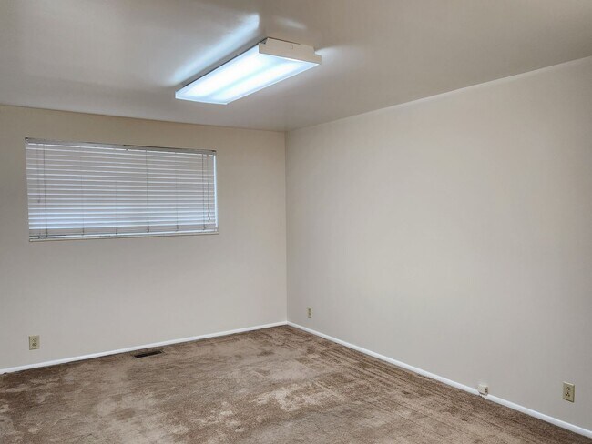 Building Photo - Great 4 Bd 2 Ba Home in Taylorsville