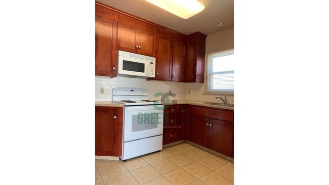 Building Photo - Charming 2 Bedroom Home Available Near Dow...