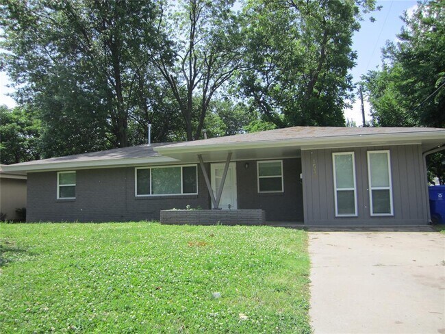 Building Photo - 1530 Melrose Dr