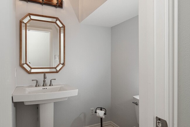 Building Photo - 27 Bluff Creek Pl