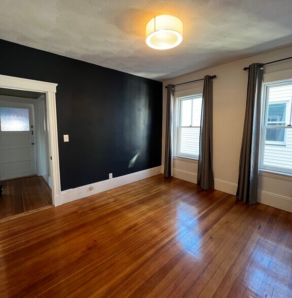 Building Photo - 8 George St