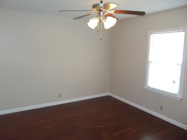 Building Photo - 3 BEDROOM, CLOSE TO SCOTT & WHITE