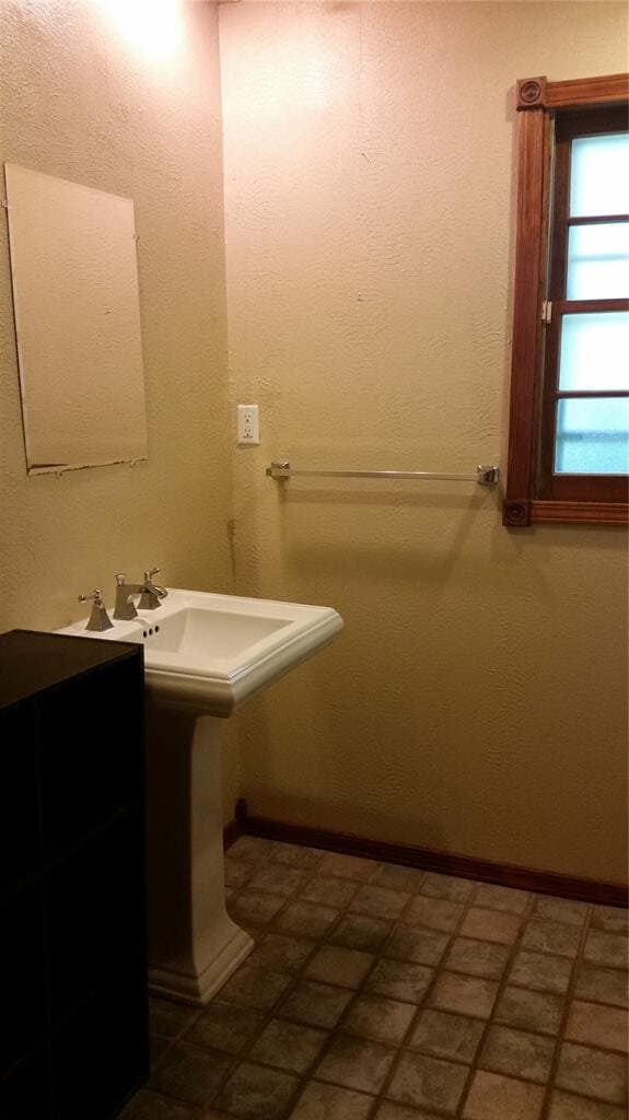 Building Photo - 511 Fleetwood Dr