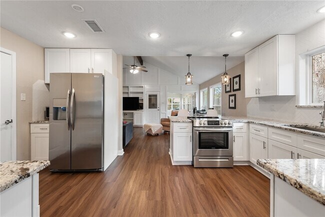 Building Photo - 2907 Broadmoor Dr