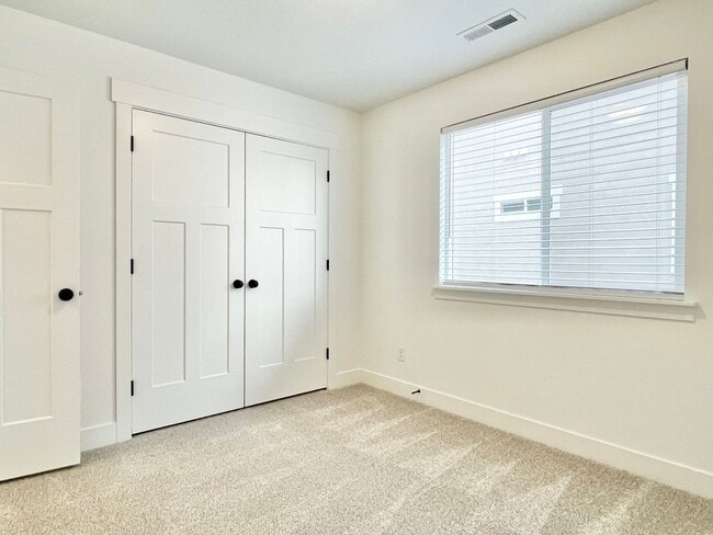 Building Photo - Gorgeous Townhome at Mountain Ridge!