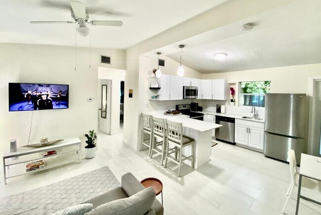 Building Photo - 3000 NW 10th Ave