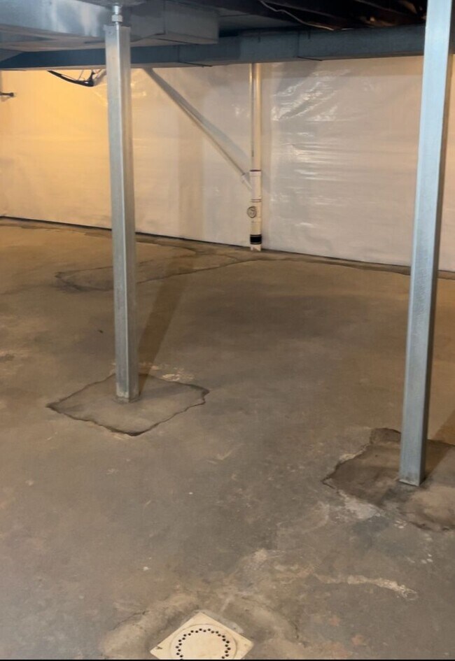 Building Photo - 1st month free w/ 2 or 3 year lease on lar...