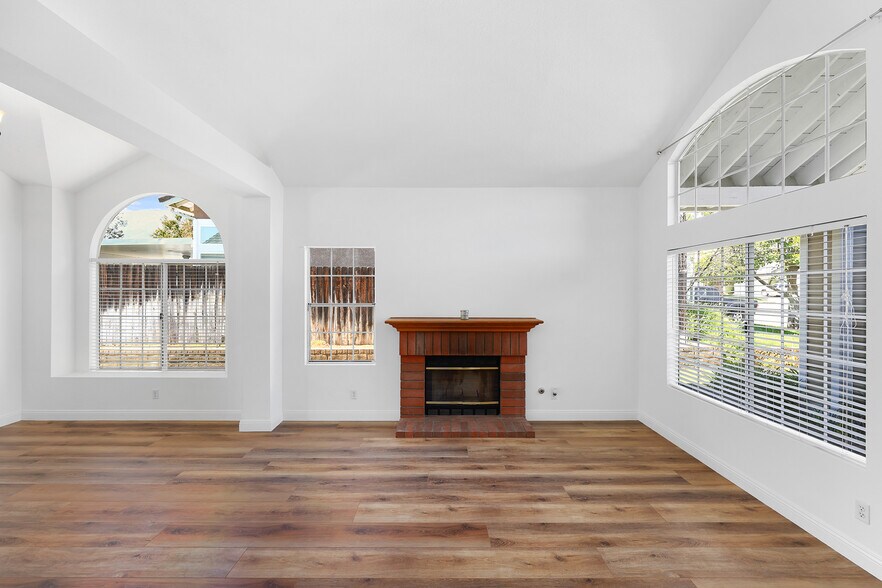 Building Photo - 6718 Vanderbilt Plz