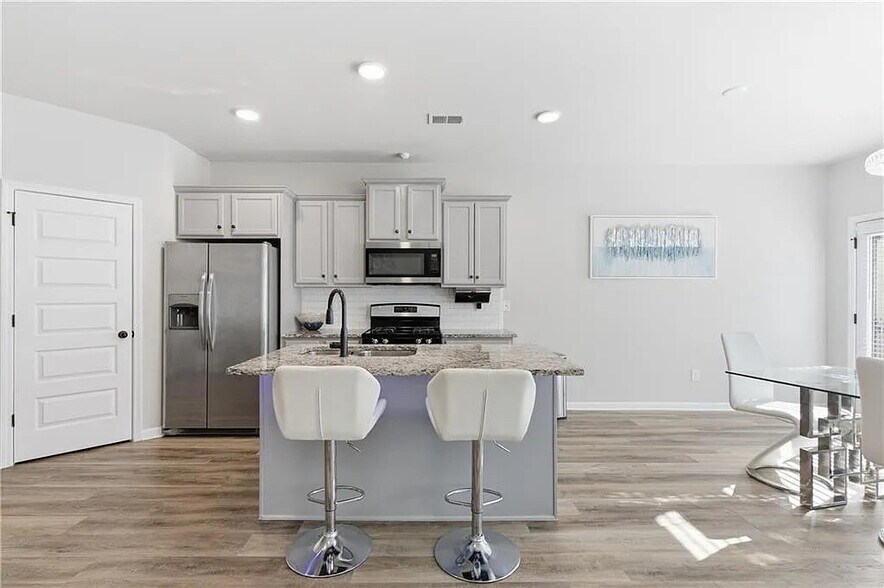 Building Photo - Room in House on Zoya Ct