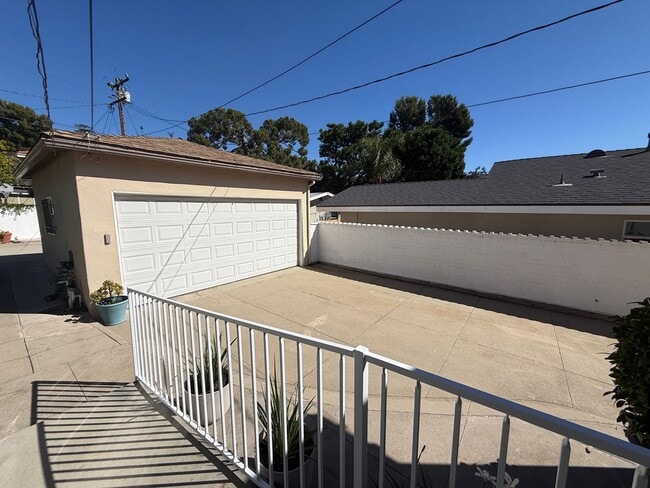 Building Photo - Amazing 3 Bedroom Montrose Home!