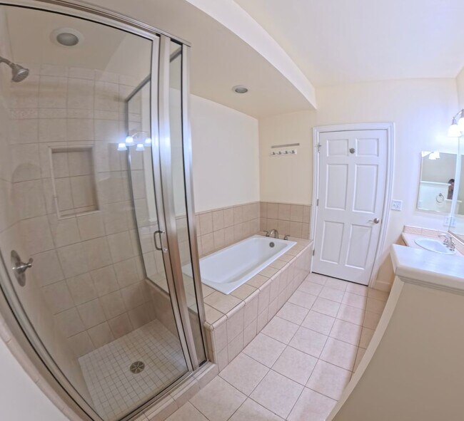 Building Photo - Riverwoods 2 Bedroom Condo