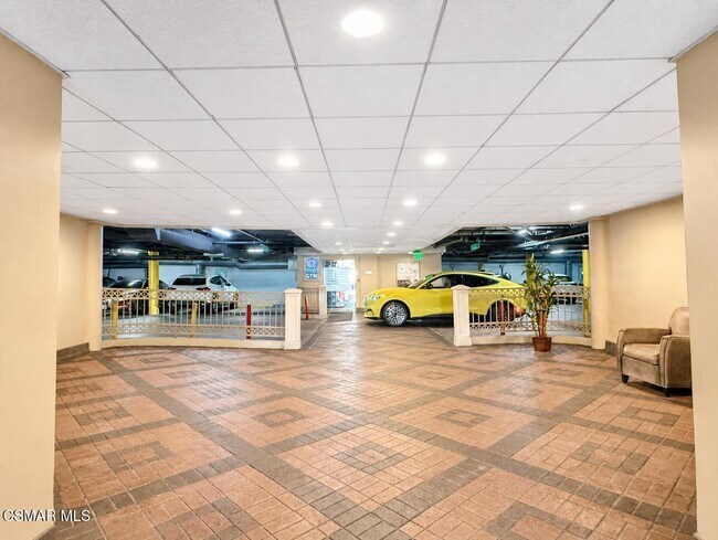 Building Photo - 620 S Gramercy Pl