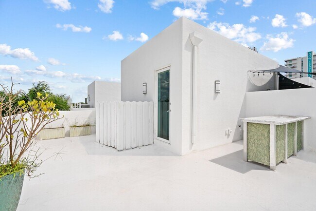 Building Photo - 775 NE 4th Ave