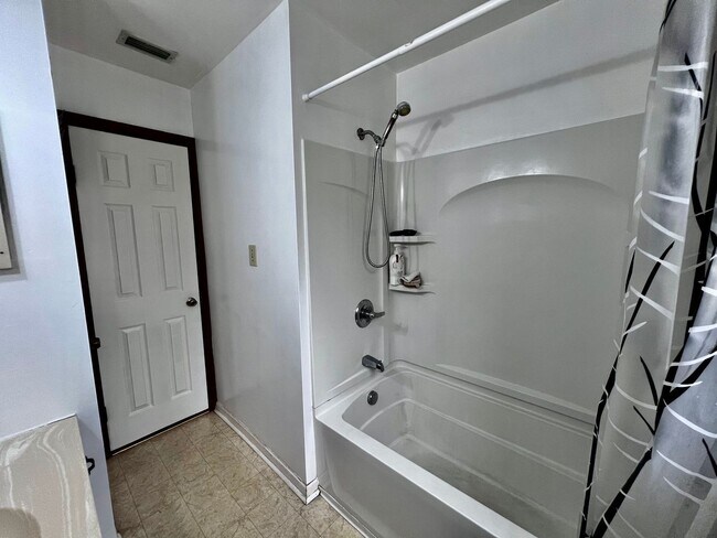 Building Photo - Spacious 3 bedroom home in Wesleyan Chase