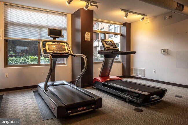 Building Photo - 3600 S Glebe Rd